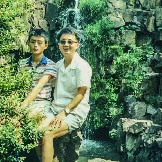 金晓宇少年时和父亲的合影