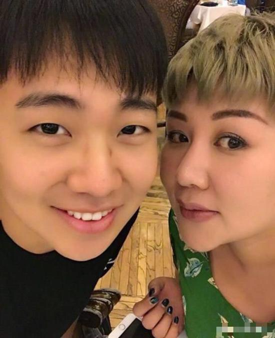 郭麒麟与母亲王惠合照