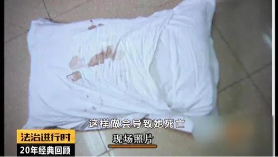郭文思用这个枕头捂住段星竹头部,导致其死亡。
