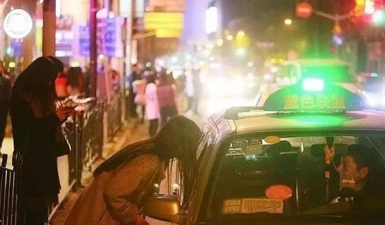 就算是正规出租,也可能会让你面临拒载。/《新民晚报》