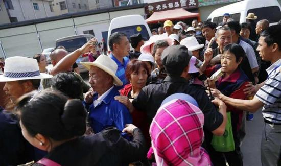 昆明近千市民凌晨排队领代金券,老人插队被骂