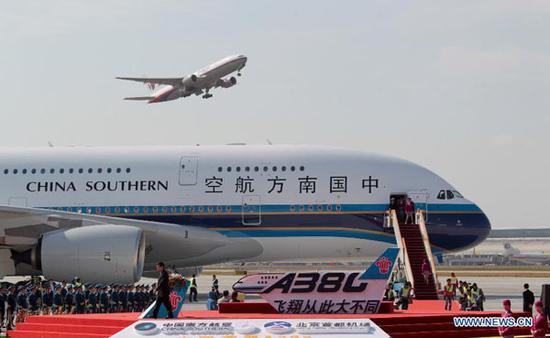 2011年10月15日,中国南方航空订购的首架A380抵达北京首都国际机场 图自新华网