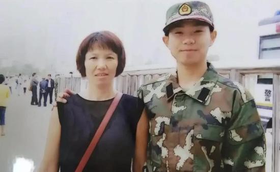 王西云与儿子陈文超的合影