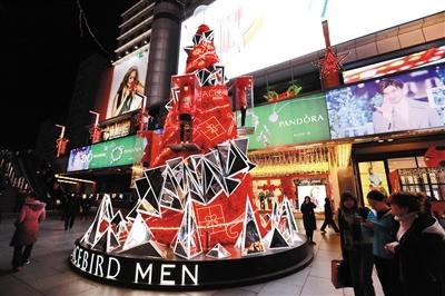 12月20日,北京西单一家商场前设立的彩灯景观。图/视觉中国