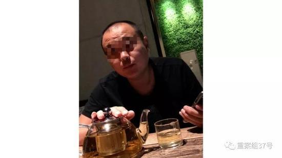 ▲“托头”讲述如何做酒托。