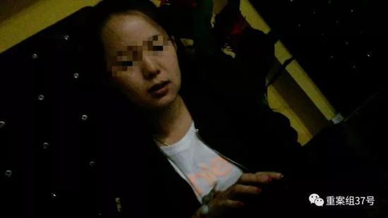 ▲三里屯某咖啡馆内,一名女酒托正与顾客交谈 。