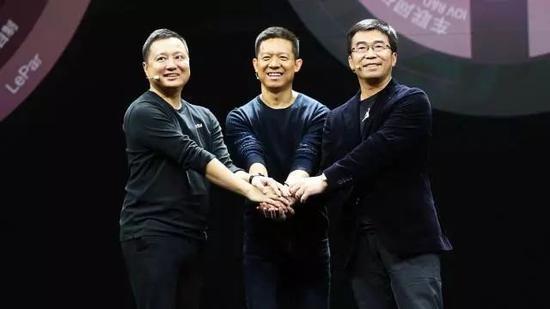 图:易到用车创始人兼CEO周航(左一)与贾跃亭(中)