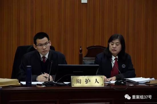 “6·22保姆纵火案”庭审现场辩护人席。