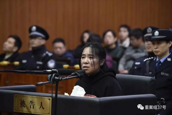 2月1日,“6·22保姆纵火案”被告人莫焕晶在杭州中院受审。