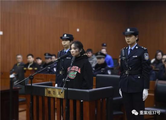 2月1日,“6·22保姆纵火案”被告人莫焕晶在杭州中院受审。