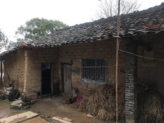 在刘强东寻祖前,去年,冯小刚曾到花石镇涓江村祭祖。图为冯小刚家在村里的老宅。澎湃新闻记者罗杰图