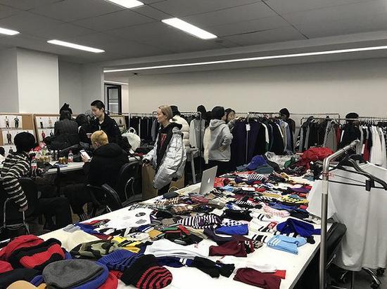 太平鸟团队为模特试装中 摄影:楼婍沁中间人迅驰