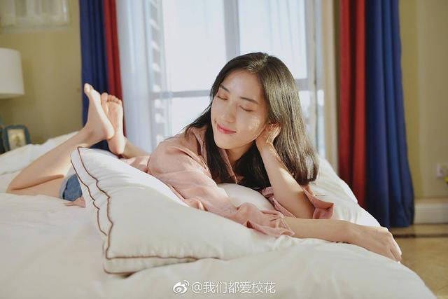 近日,大连大学校花殷小欢(微博@deersealove)在微博晒出多种风格写真