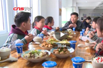 小学学生表现好能和校长一起吃饭 校长称不怕争议