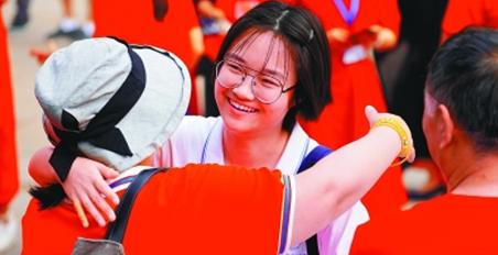 6月7日,在北京中国人民大学附属中学考点外,送考老师为考生加油。 新华社发