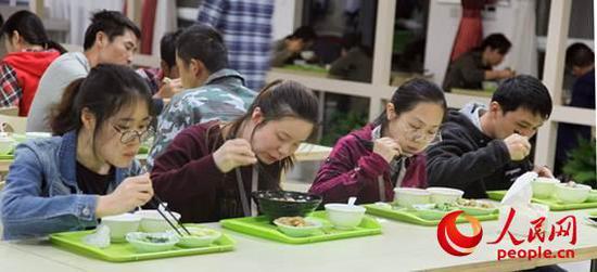 在食堂用餐的学生。赵永新摄