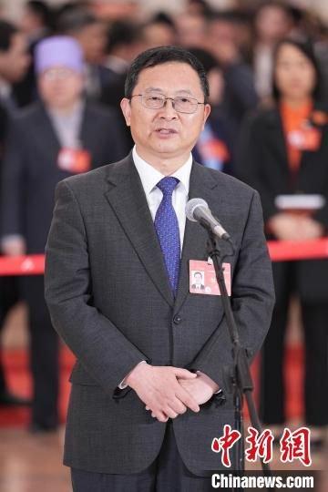 3月11日,十四届全国人大二次会议第三场“代表通道”集中采访活动在北京人民大会堂举行。图为全国人大代表、中山大学校长高松回答记者提问。 中新社记者 崔楠 摄