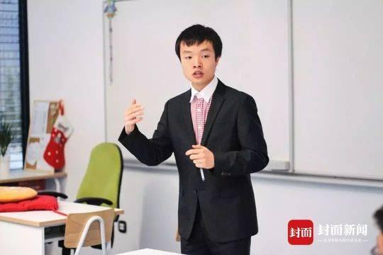 黄瑞杰参加辩论。