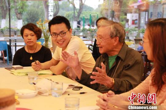 陈汉襄用一口流利的英语向新朋友介绍自己。 刘刚钰 摄