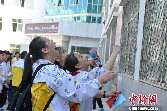 青海师范大学附属中学的高三学生们守候纸飞机“祝福”降落。 央姬卓玛 摄