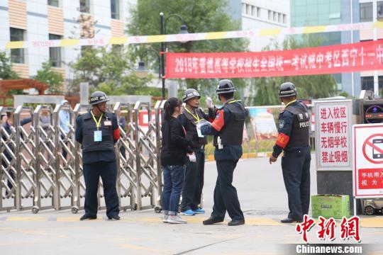 图为参加2018年高考的考生。 张海雯 摄