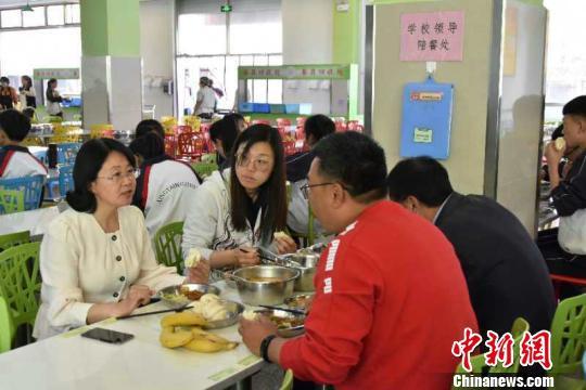 邢台市第五中学校长张淑英(左一)在学生食堂进行“配餐”。 李云峰 摄