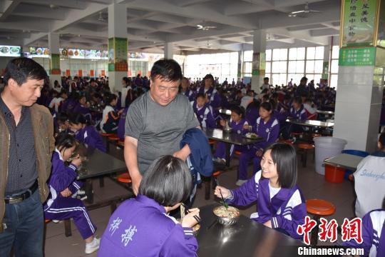 沙河市第二中学校长刘平原(左二)在学生食堂进行“配餐”。 李云峰 摄