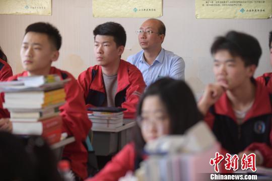 王世卿与学生一起上课。 武俊杰 摄