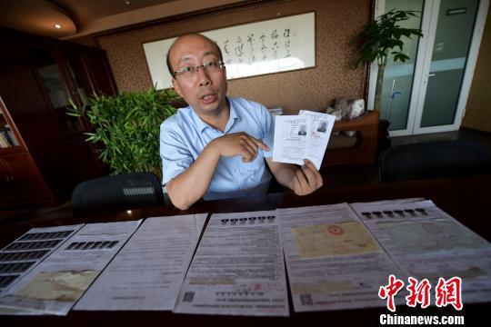 王世卿展示他的准考证。 武俊杰 摄