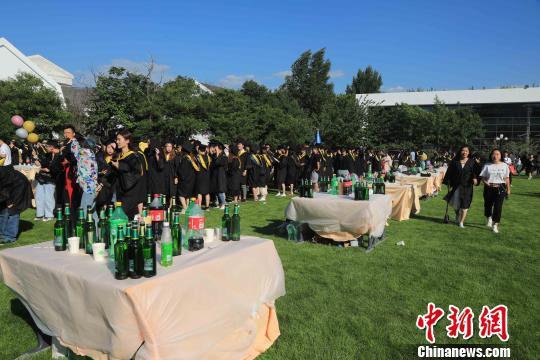为毕业生举办散伙饭。 沈殿成 摄