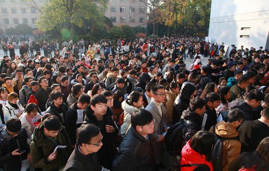 2019年12月7日,2020年江苏公务员考试笔试开考,现场人山人海。人民视觉供图