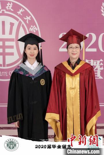 上海应用技术大学“AI云毕业照”,在从“云端”玩转的上应大景观地标前,毕业生们可以与校长合影留念。 上海应用技术大学供图