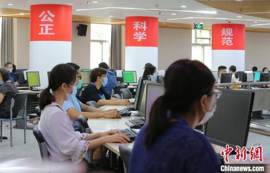 北京2020年高考评卷工作从7月9日开始,预计于24日结束。图为位于清华大学的数学评卷现场。 中新社记者 杨可佳 摄
