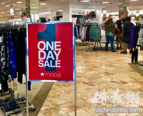 商场开始提起促销打折活动。(图片来源:美国侨报记者 翁羽 摄)