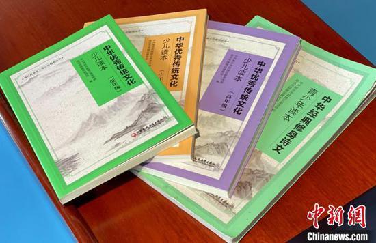 这套中华优秀传统文化读本已面向南京中小学生免费发放了十万册。 刘阳 摄