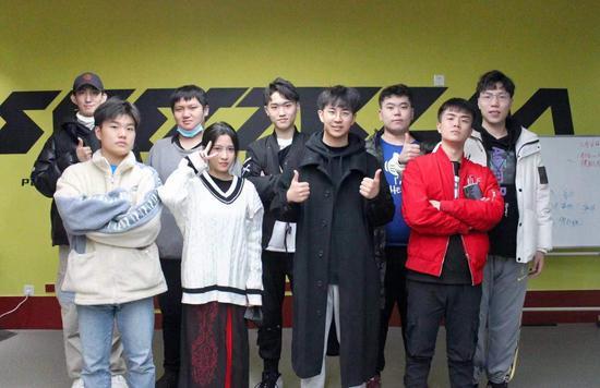 ▲王一平在参加艺考前,报名参加某教育培训班进行集训。受访人供图