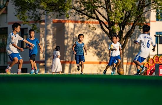 9月14日,江西省新余市逸夫小学的小学生们在操场上进行丰富多彩的足球、篮球、羽毛球等运动项目。