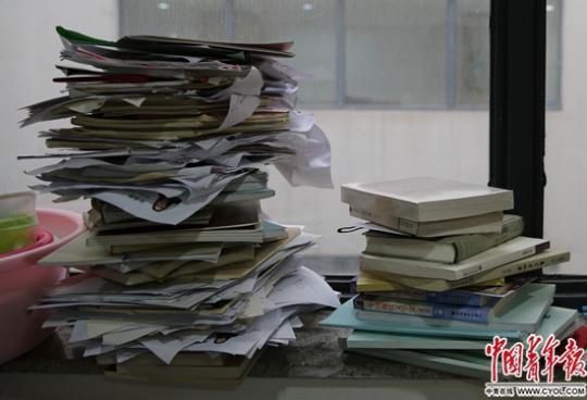 北京师范大学一宿舍楼内,文学院离校毕业生的课本、打印的毕业论文、求职简历等物品。中国青年报·中国青年网见习记者 曲俊燕/摄