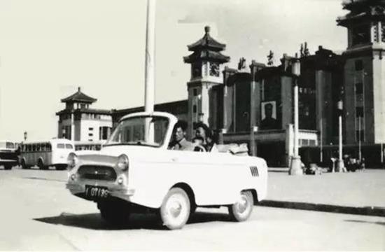 1960年,第Ⅴ型微型汽车在北京站前运营