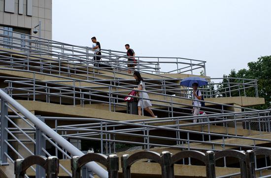 8月30日,北京,120岁的北大在清晨秋雨中迎来了首批00后“萌新”。视觉中国供图