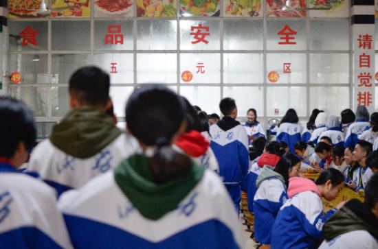 12月4日,高一高二学生在桃源一中“大食堂”五元区排队买饭。新华社 图