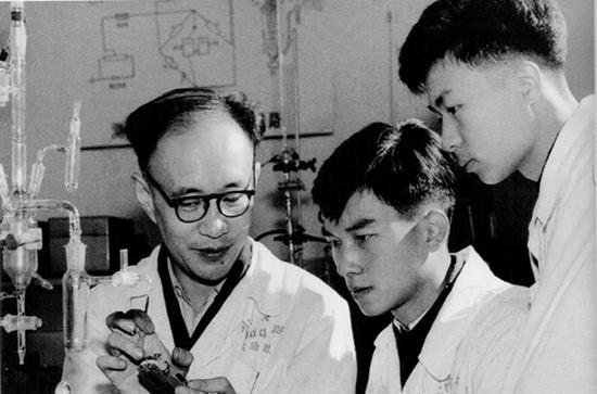 1962年,查全性和学生周运鸿、陆君涛讨论滴汞电极上的吸附研究。左起依次是查全性、周运鸿、陆君涛。