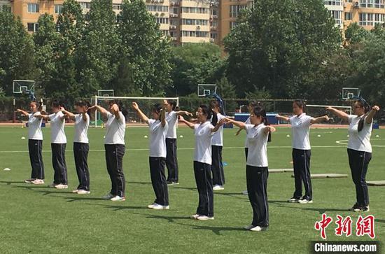 北京市第十八中学初三年级学生上体育课。 杜燕 摄