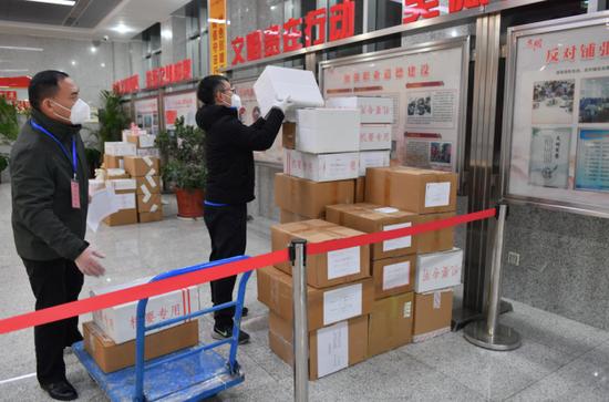 12月18日早上,试卷分发前准备中。本文图片均来自 教育部