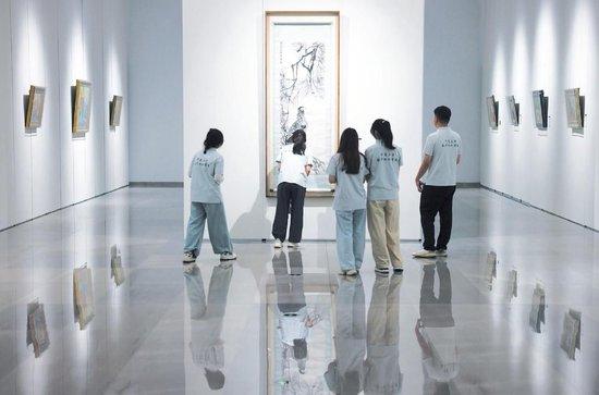 7月10日,首都师范大学美术馆,学生参观齐白石真迹《松鹰图》。