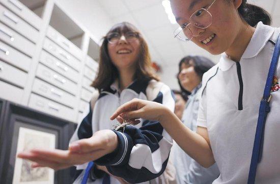7月10日,学生参观首都师范大学昆虫化石标本馆。