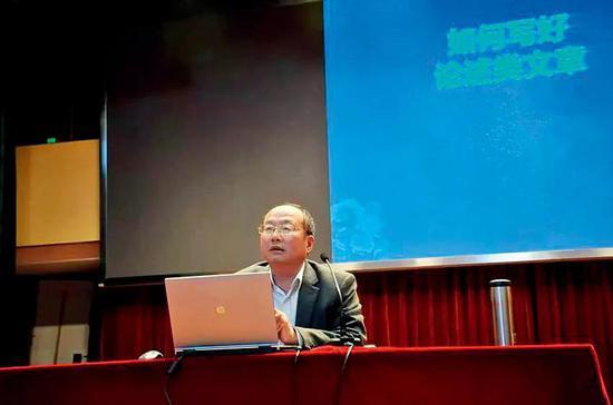 2019年,陈建新在一个讲座上传授高考作文得高分、以及有哪些雷区等经验。