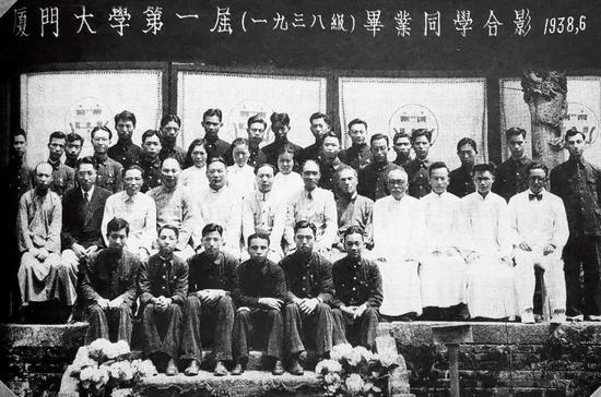 1938年6月,国立厦门大学第一届毕业同学合影。