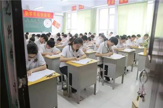 5月17日,衡水市第二中学高三学生在教室内参加模拟考试。