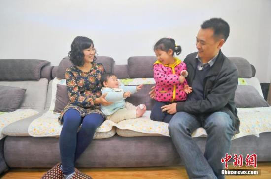 爸:张喜,30岁;妈妈:韩武林,30岁;老大:张雨涵(女),3岁半;老二:张悠然(女),9个月。 李传平 摄